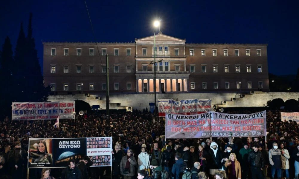 «Δε σταματάμε» - Από άκρη σε άκρη της Ελλάδας τα συλλαλητήρια για τα Τέμπη (βίντεο)